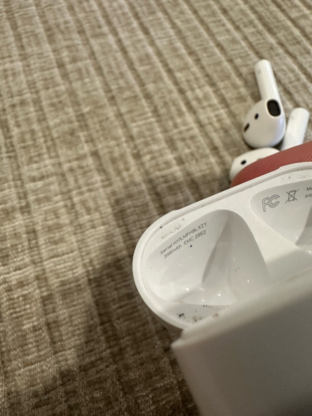 AirPods - Picture 3 of 6
